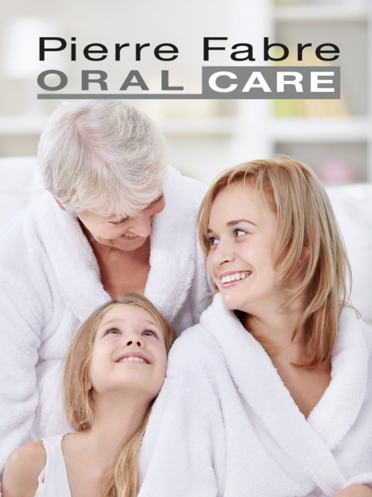 Images d'une famille heureuse et souriante