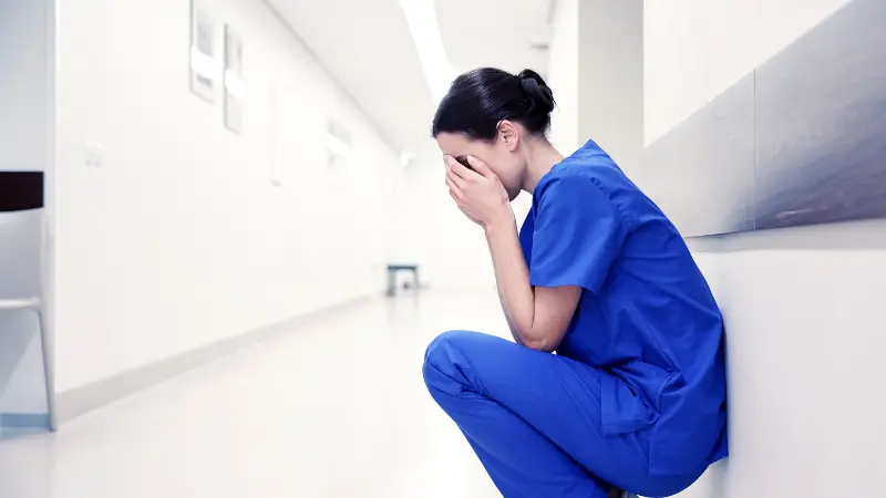 professionnel de santé après un conflit en cabinet dentaire